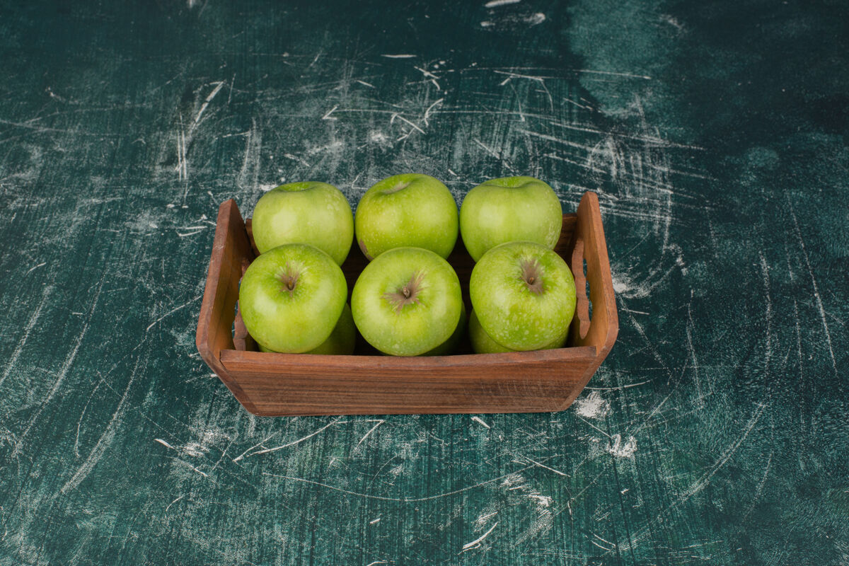 盒子青苹果放在大理石表面的木箱里有机水果天然