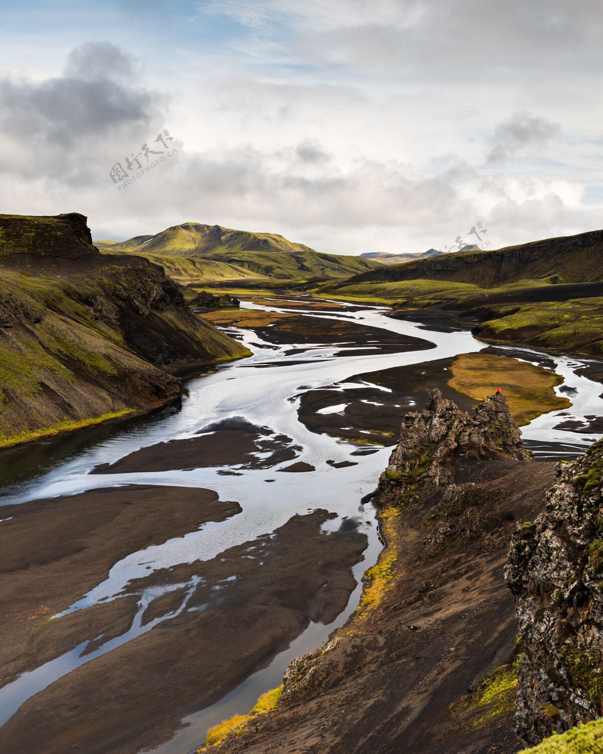 景观垂直拍摄冰岛高原地区的一座山 天空多云自然地标绿色