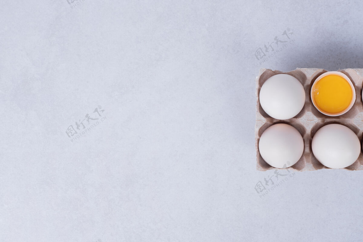 顶部鸡蛋放在白色的纸容器里视图生的顶部视图