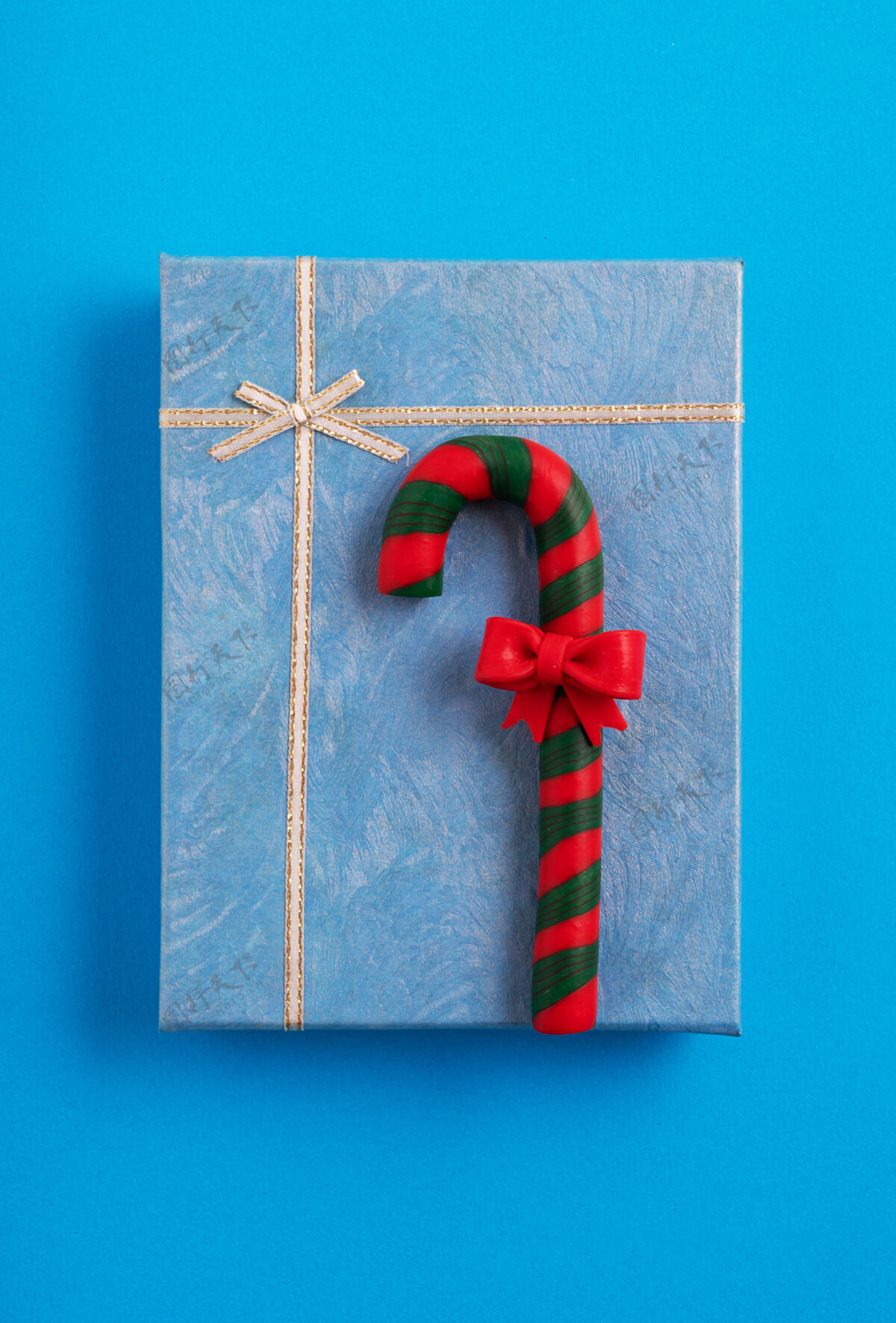 垂直蓝色圣诞礼盒 蓝色背景中装饰有糖果手杖圣诞蓝色装饰