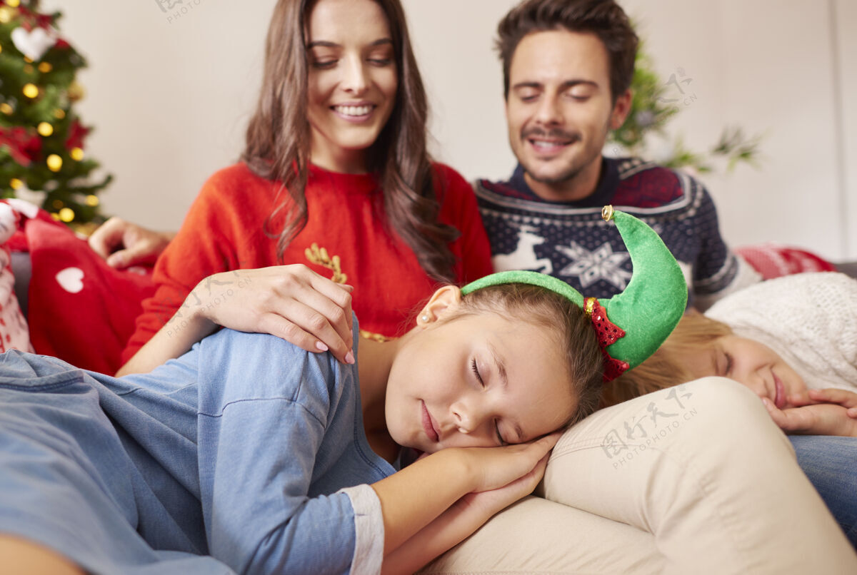 睡眠孩子们睡在父母的膝盖上装饰圣诞装饰检查