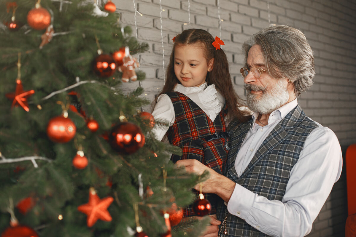 微笑家庭 节日 世代 圣诞节和人的概念房间装饰圣诞节一代人爷爷季节