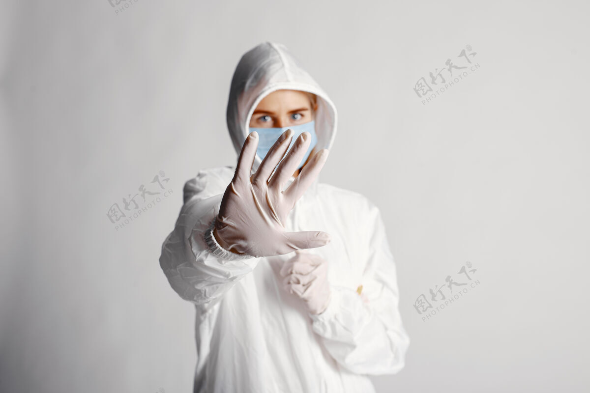 保健戴着医学面具的医生冠状病毒主题隔离在白色背景上护理药从业者