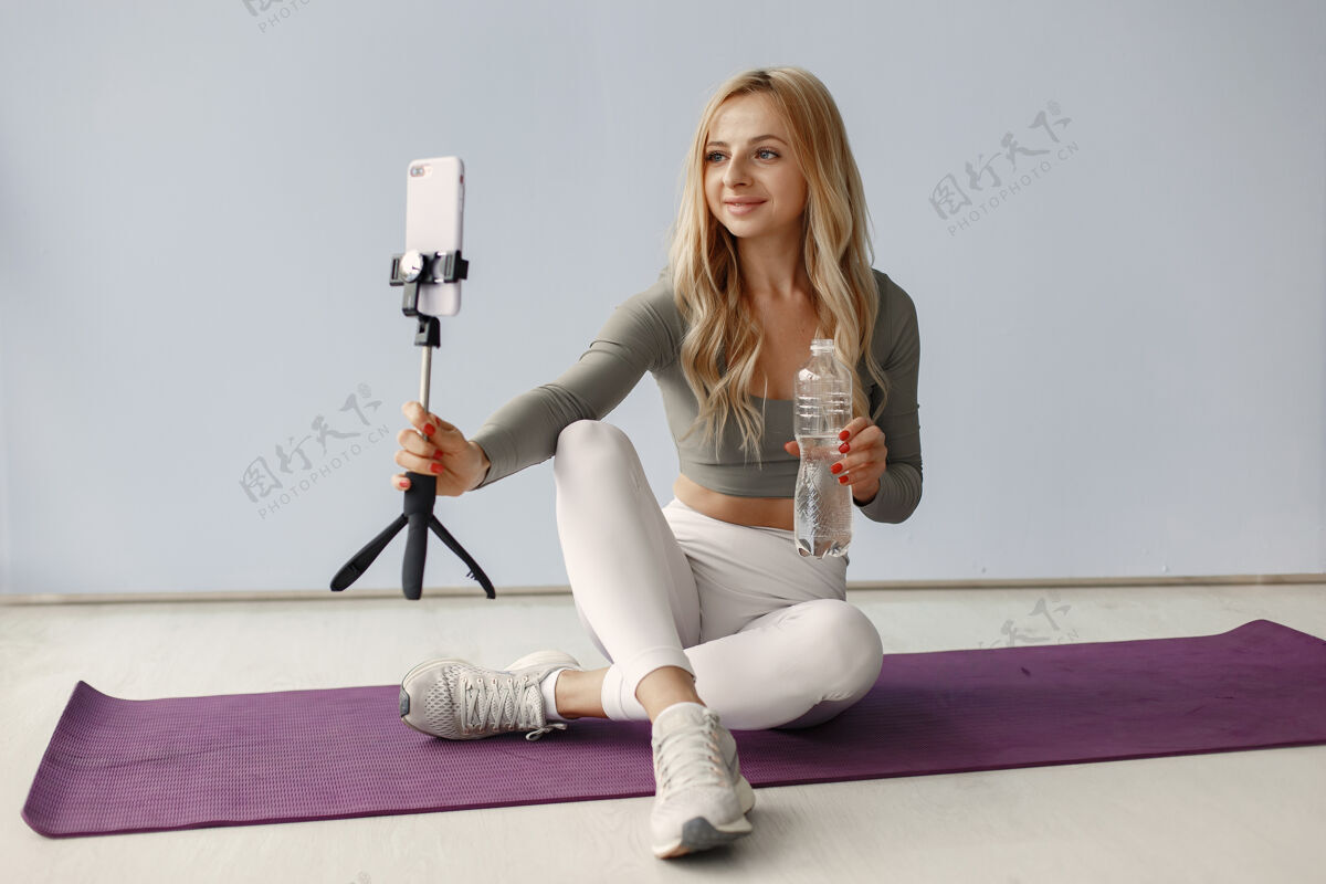 位置女孩在家女人做瑜伽女人拍视频博客运动坐垫子