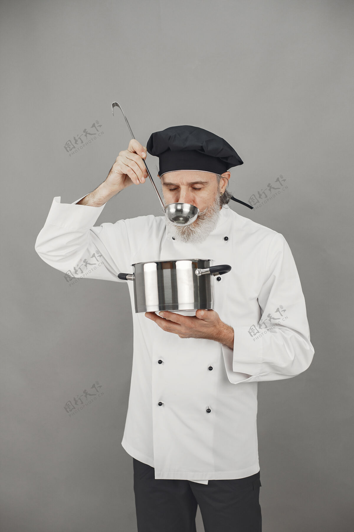 专业戴着金属锅的高级男人戴着黑帽子的厨师帽子行业烹饪