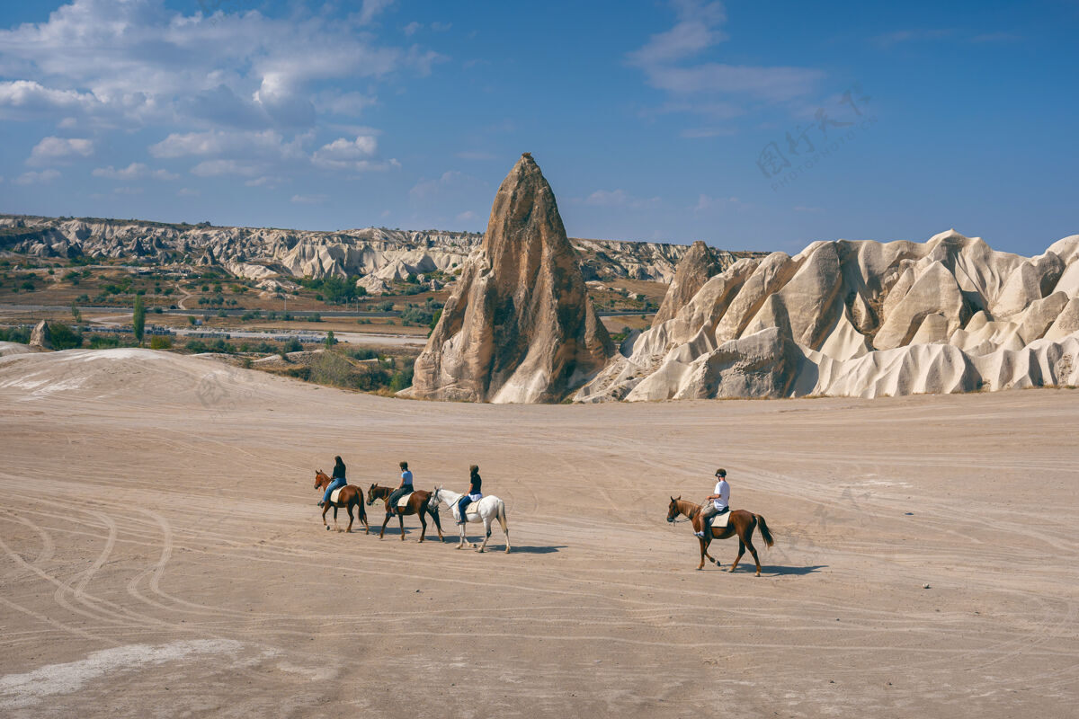 山土耳其卡帕多西亚的游客喜欢骑马地质气球跑