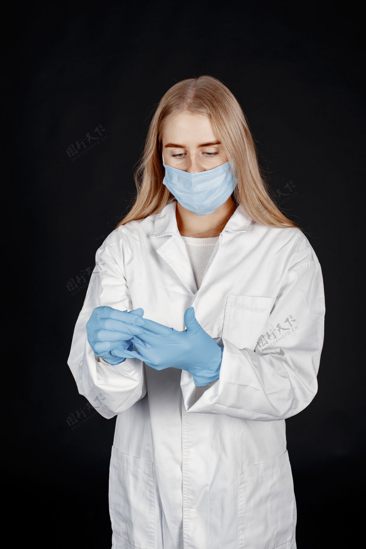药剂师戴着医用面罩的医生冠状病毒主题白色背景下隔离穿防护服的女人医生护士工作