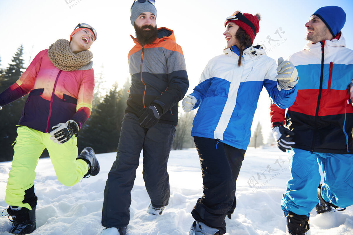 情侣和朋友们一起参加冬季活动运动雪滑雪护目镜