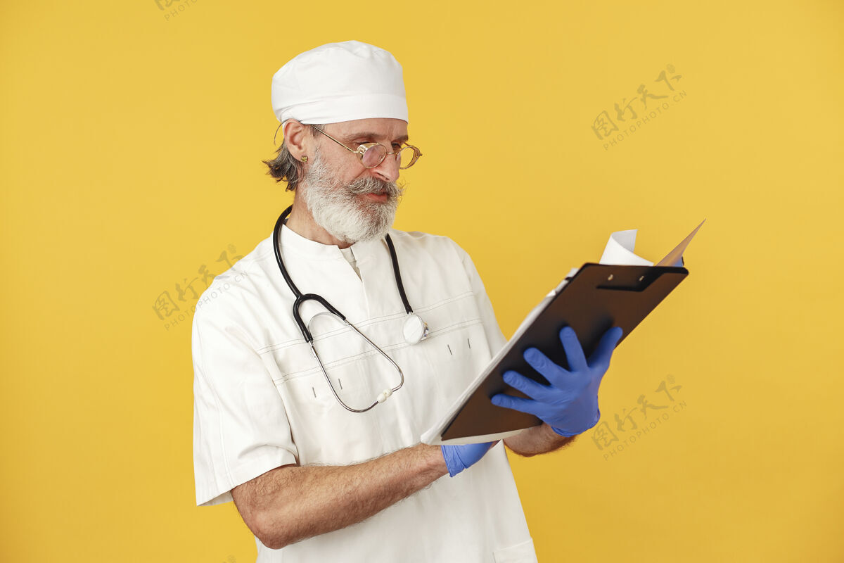 教授带着听诊器微笑的医生孤立的戴着蓝色手套的人外套专业老年人