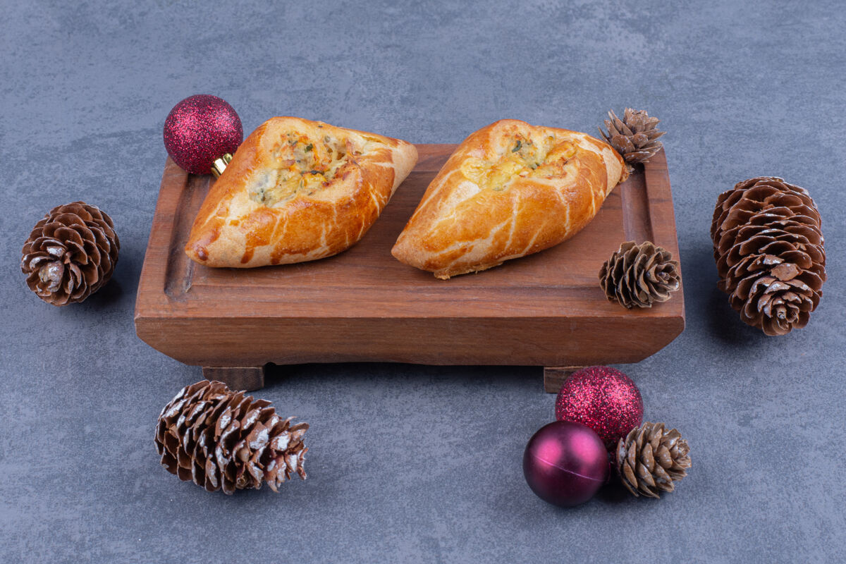 木头在木板上放圣诞球的美味糕点木板吃吃