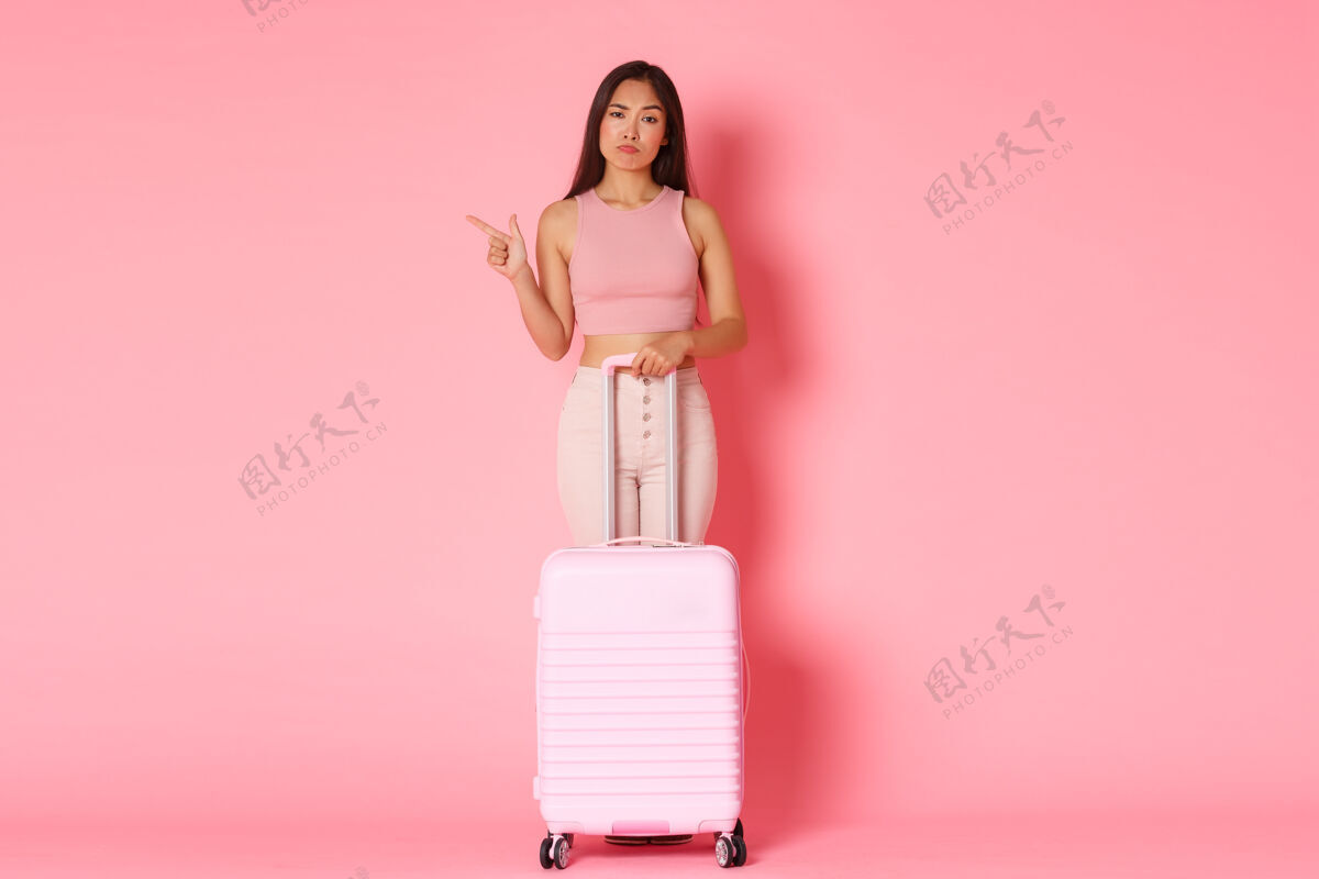 黑发带着手提箱的年轻女子旅游漂亮飞行