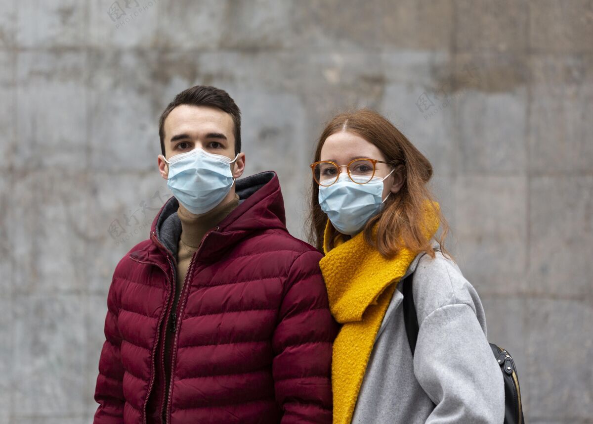 正常一对戴着医用口罩的夫妇的正视图面部医学面罩防护