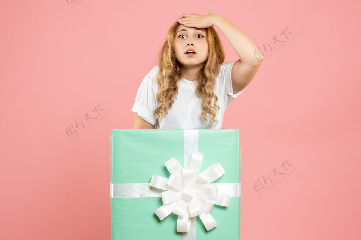 女性正面图：站在蓝色礼品盒内的年轻女性蓝色里面节日