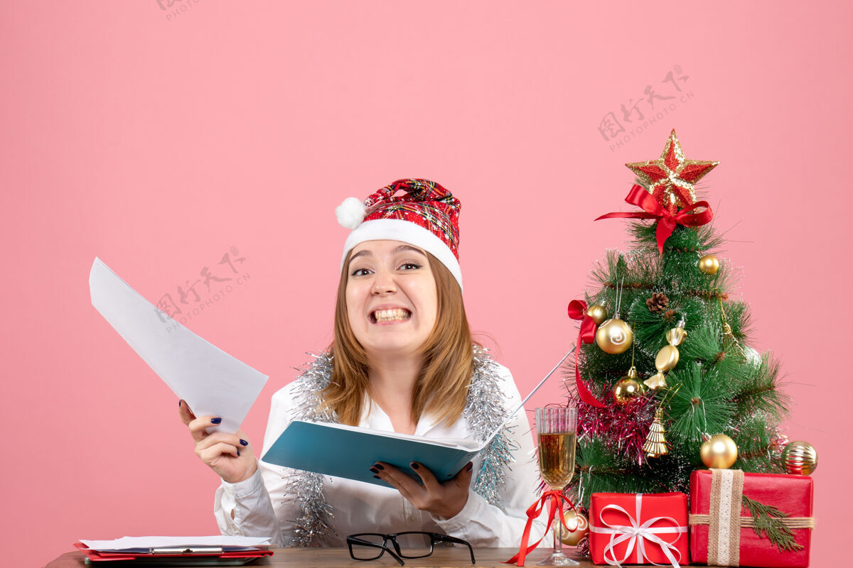 工作女工手持文件的正面图电脑圣诞节女工人