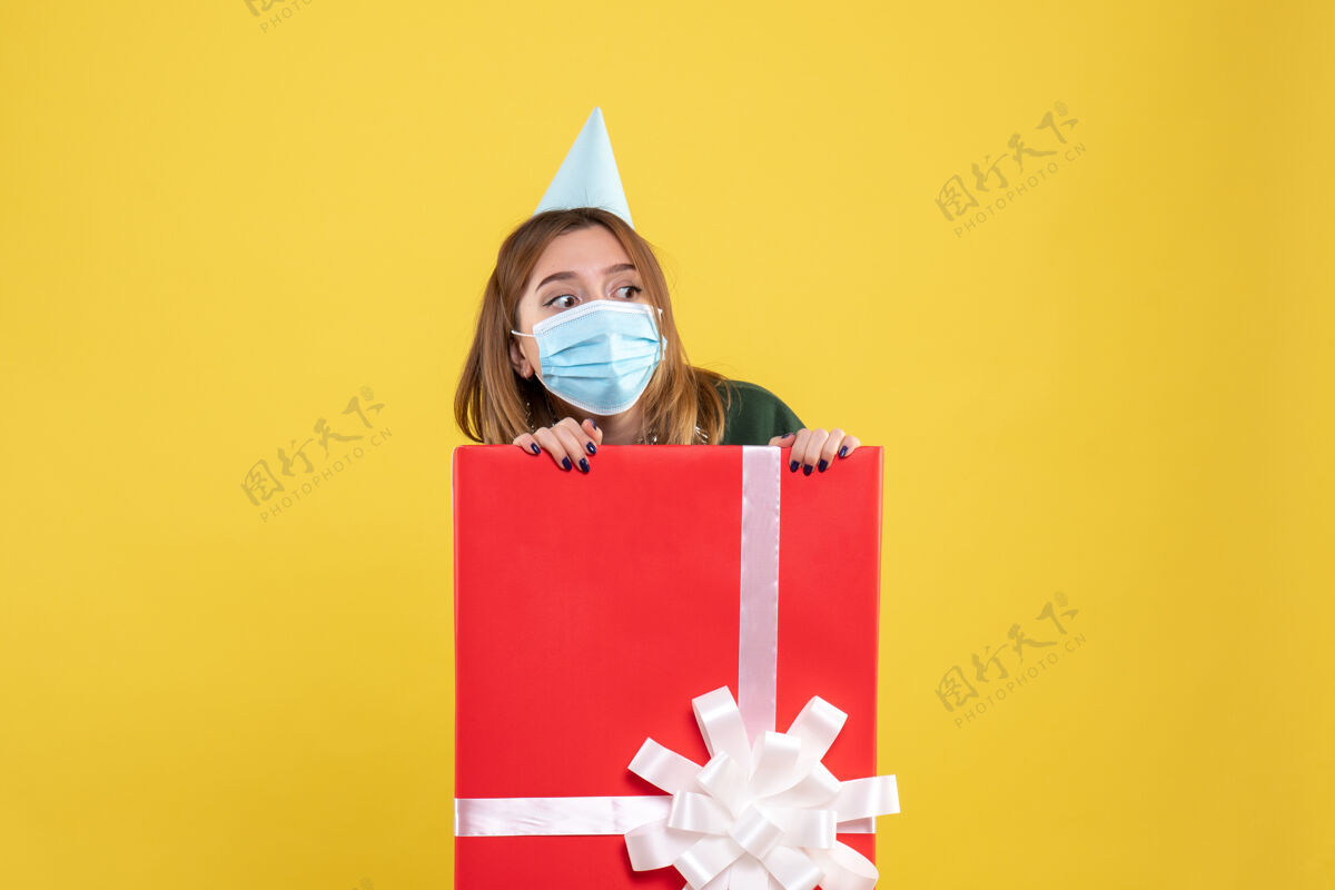 纸张正面图无菌口罩内的年轻女性礼品盒生日面具无菌
