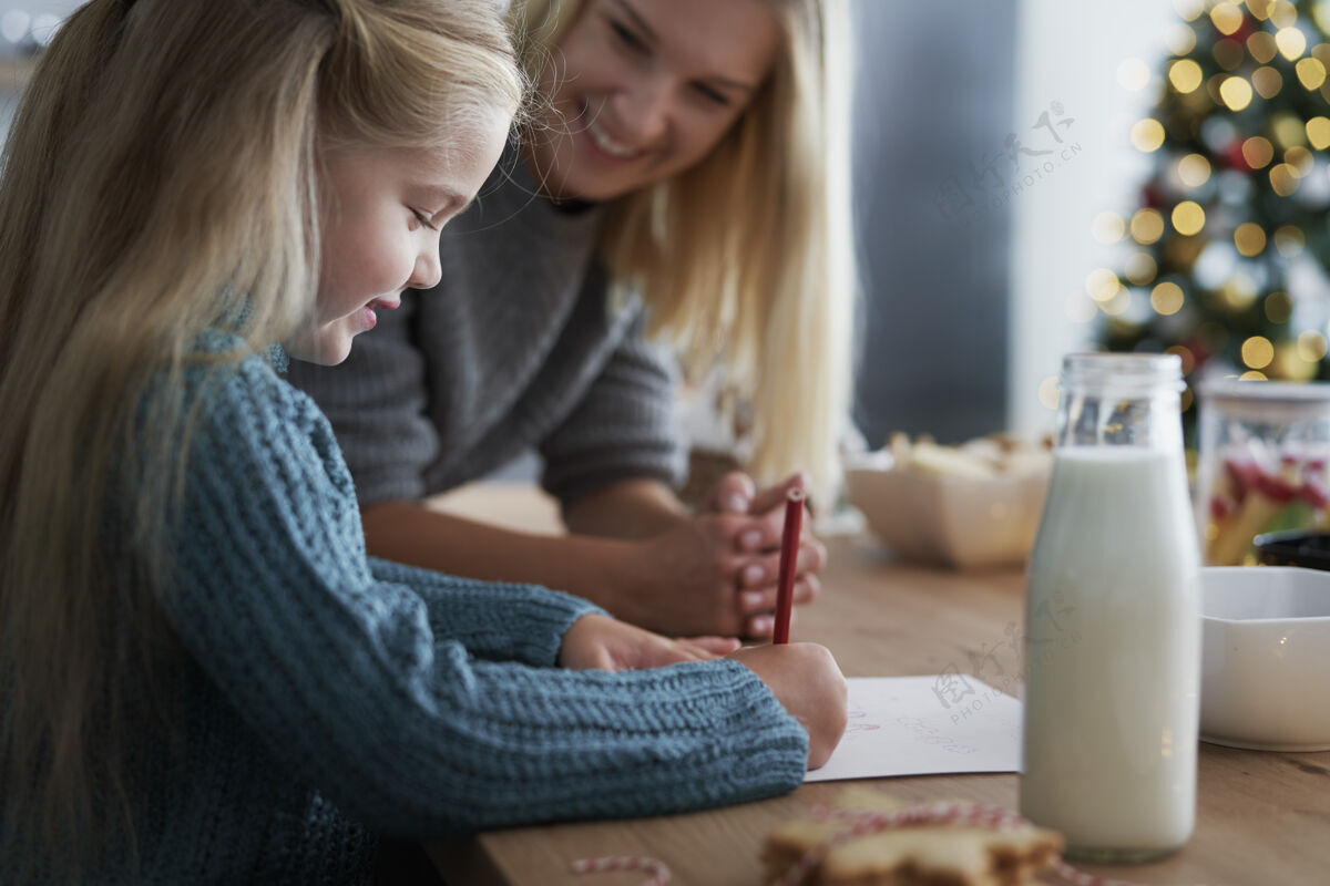 结合给圣诞老人写信的女孩团结家庭厨房帮助