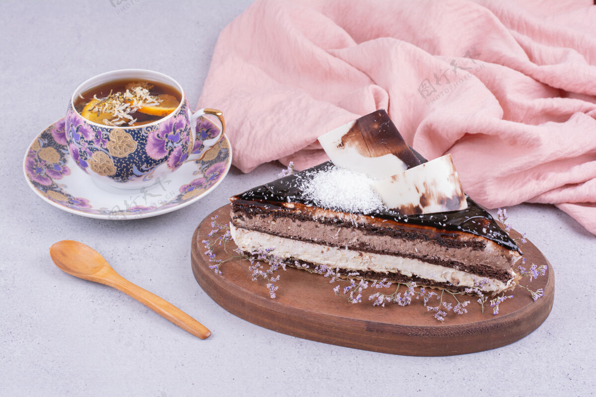 芝士蛋糕一片巧克力蛋糕和一杯花草茶甜点餐厅香草