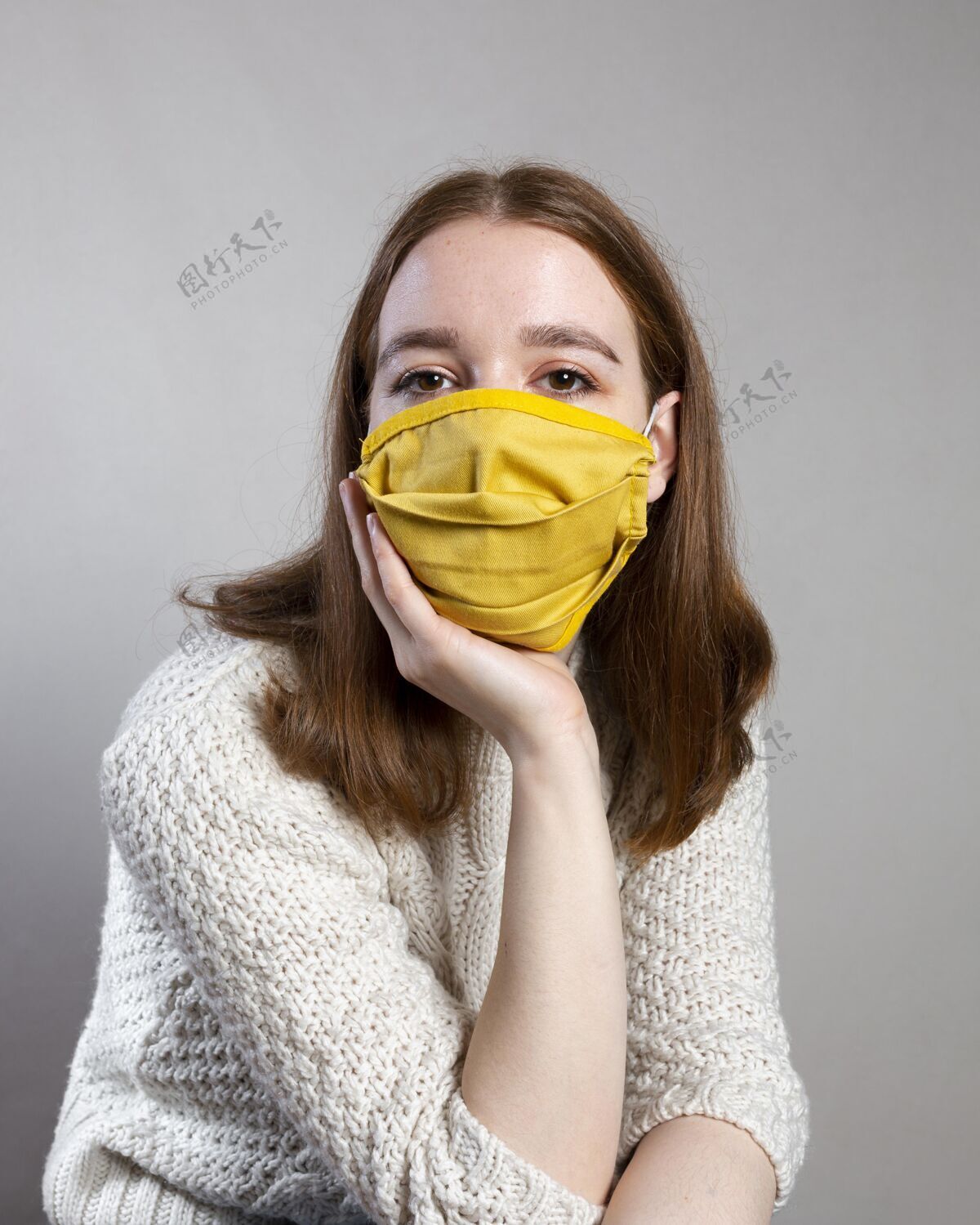 病毒戴着医用口罩的女士的正视图 有复印空间安全防护预防