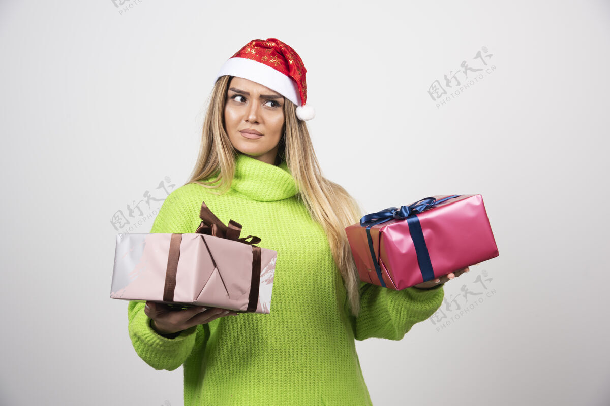 盒子手拿圣诞礼物的年轻女子女性圣诞老人礼品盒