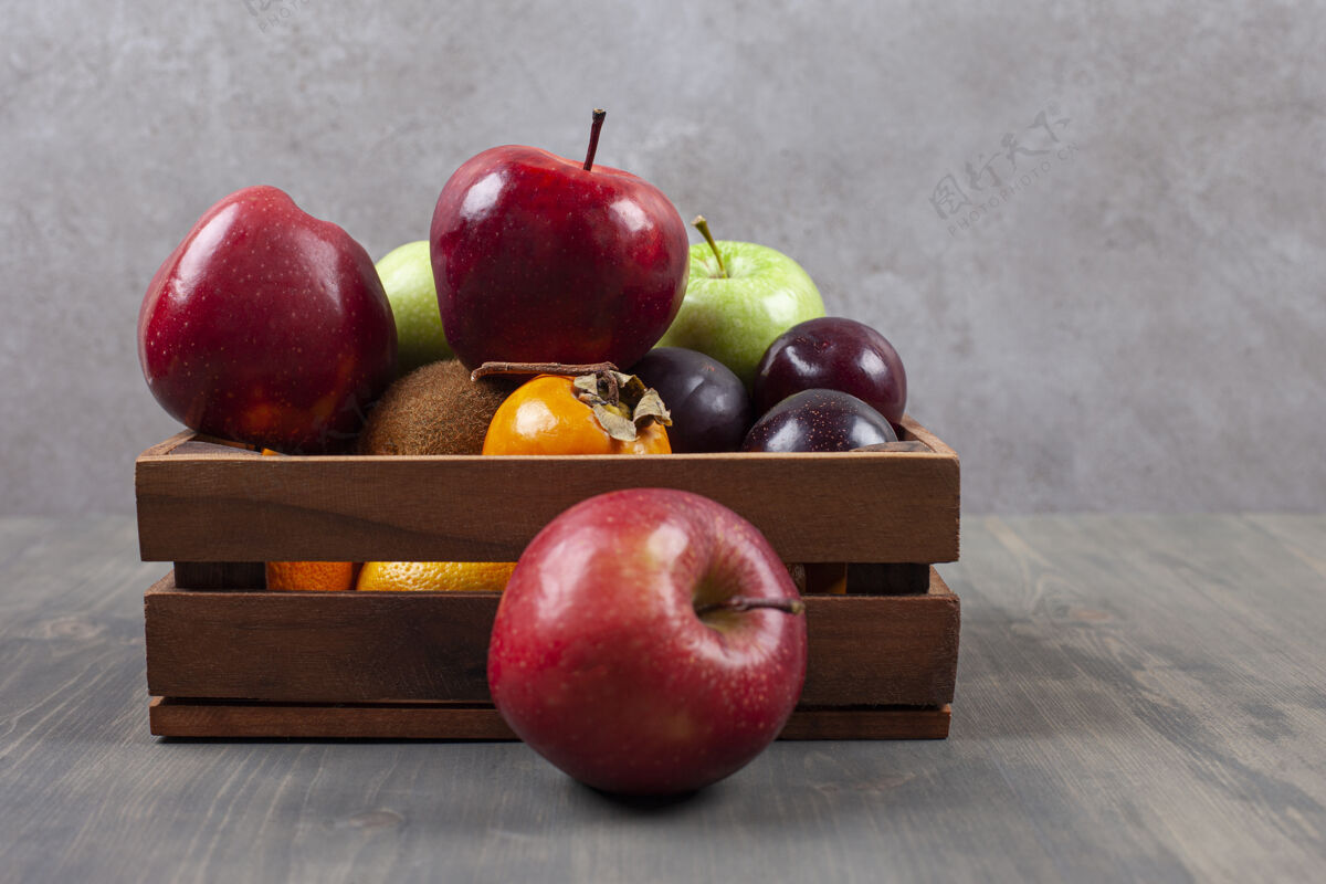 成熟的美味的各种水果放在一个木篮子里高品质的照片新鲜食物多汁的