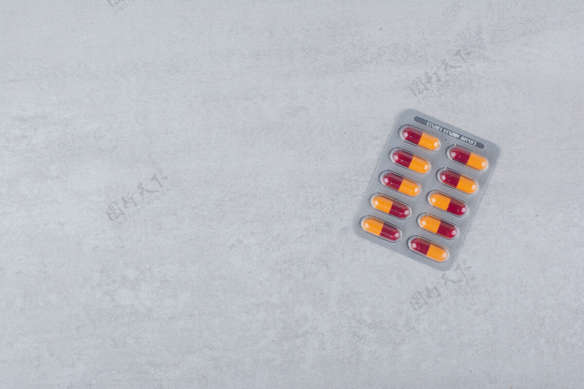 药品大理石背景上有一包抗生素药片包装处方疾病