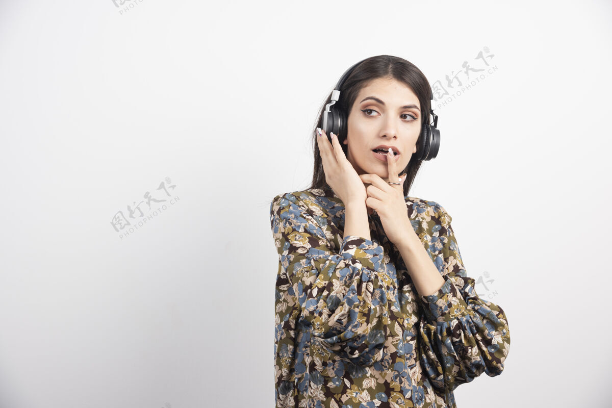 女人黑发女人戴着耳机听音乐耳机肖像表情
