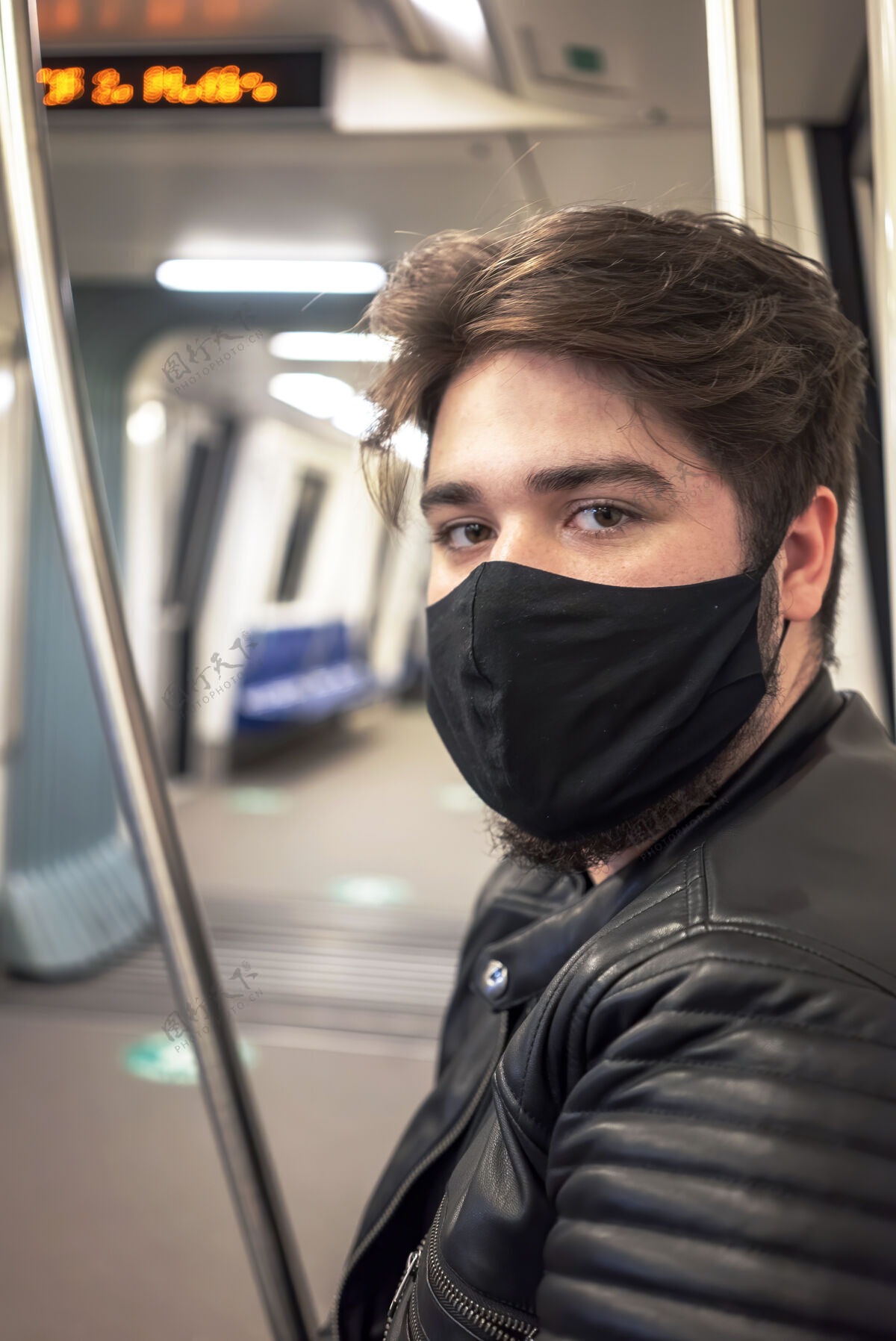 脸在罗马尼亚首都布加勒斯特的地铁里 一个戴着黑色医用面罩 留着胡须的白种人对着摄像机交通城市防护