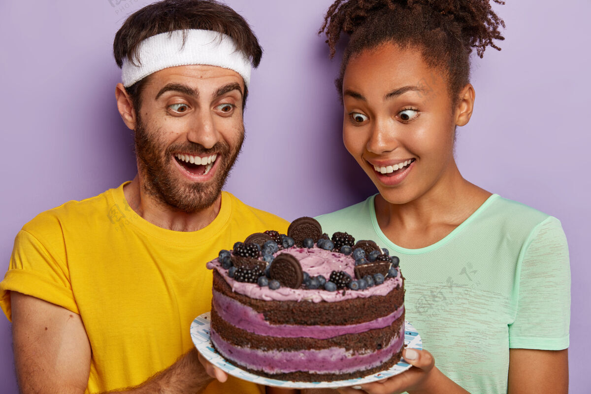 女士快乐男女的头像高兴又惊讶地得到了健身教练的许可 吃到了美味的蛋糕凝视家庭教练