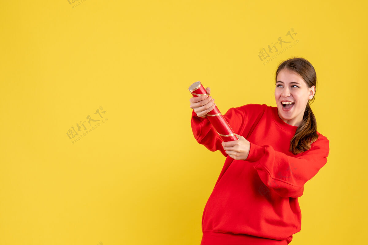 表情富有表现力的年轻女子摆圣诞造型成人女人表情