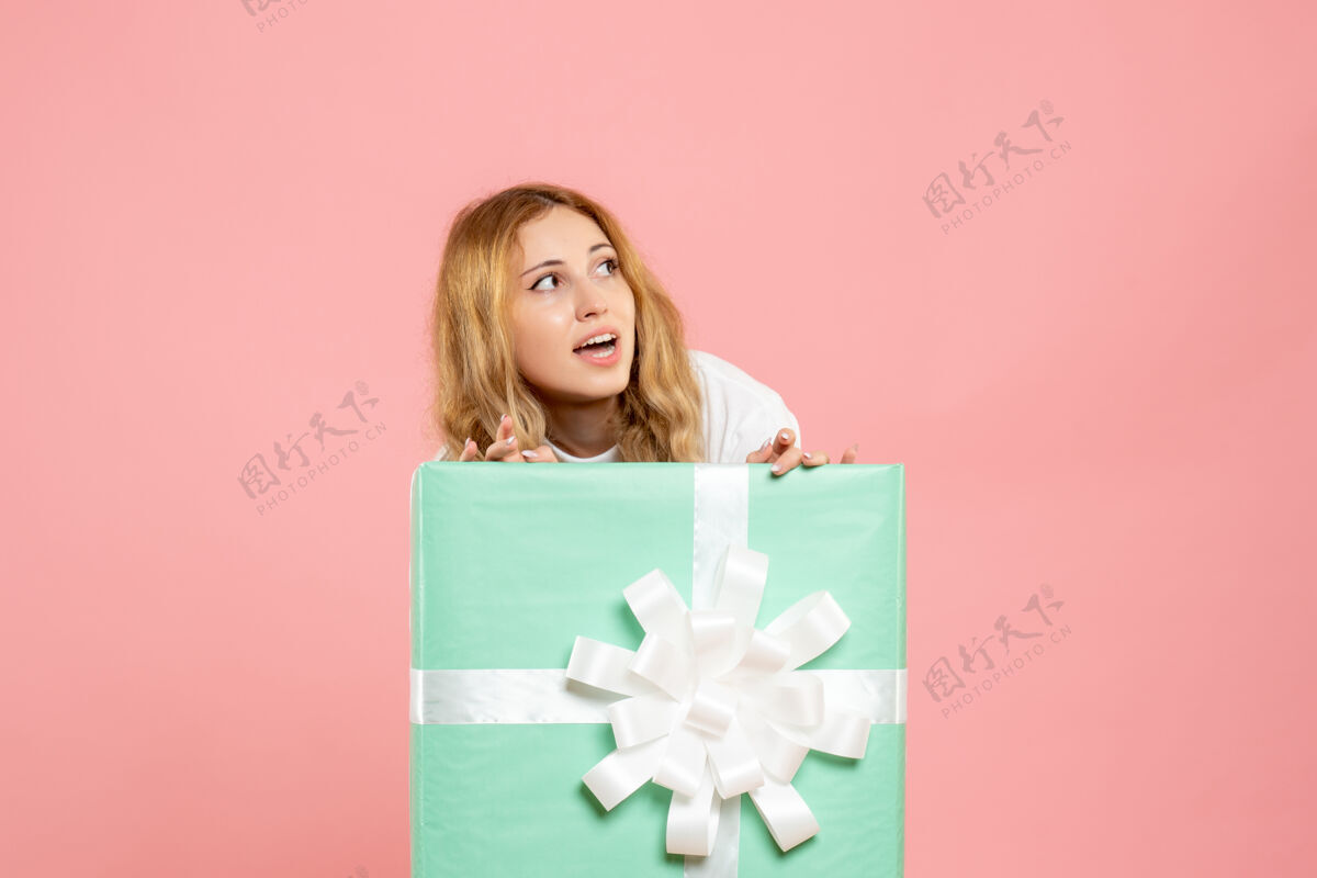 站着正面图年轻女性站在礼品盒内圣诞节丝带年轻