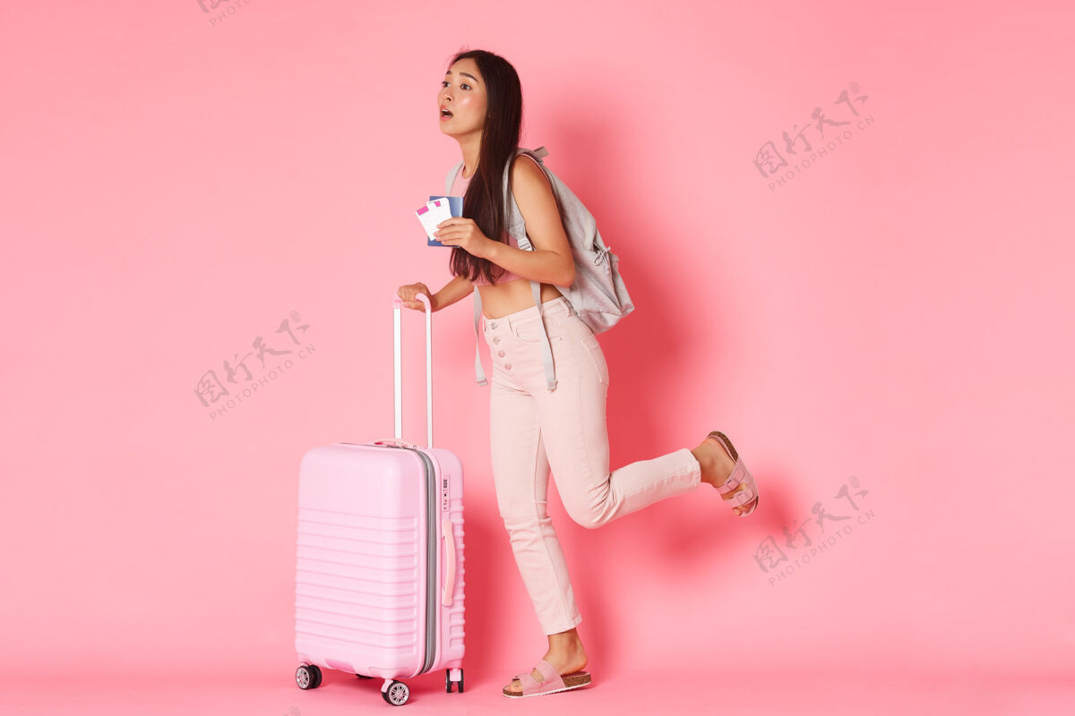 乘客带着手提箱的年轻女子夏天微笑护照
