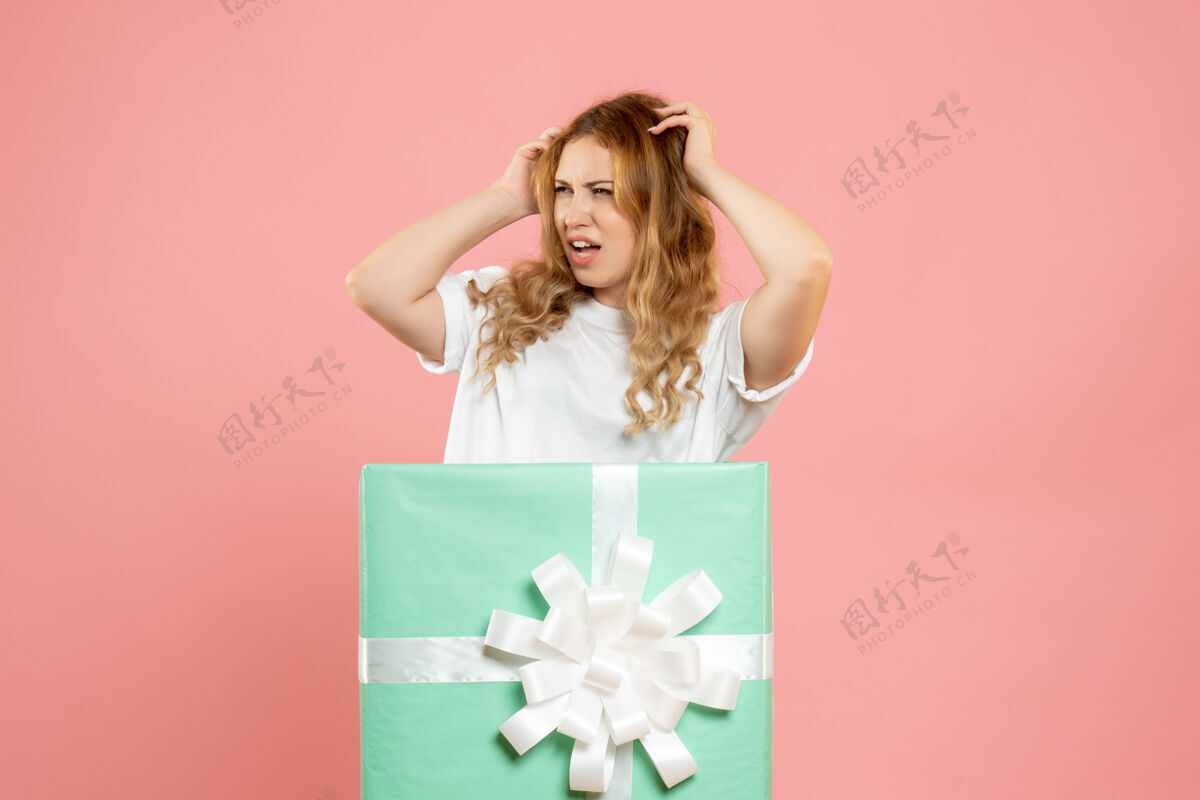礼物正面图：站在蓝色礼品盒内的年轻女性节日盒子站立
