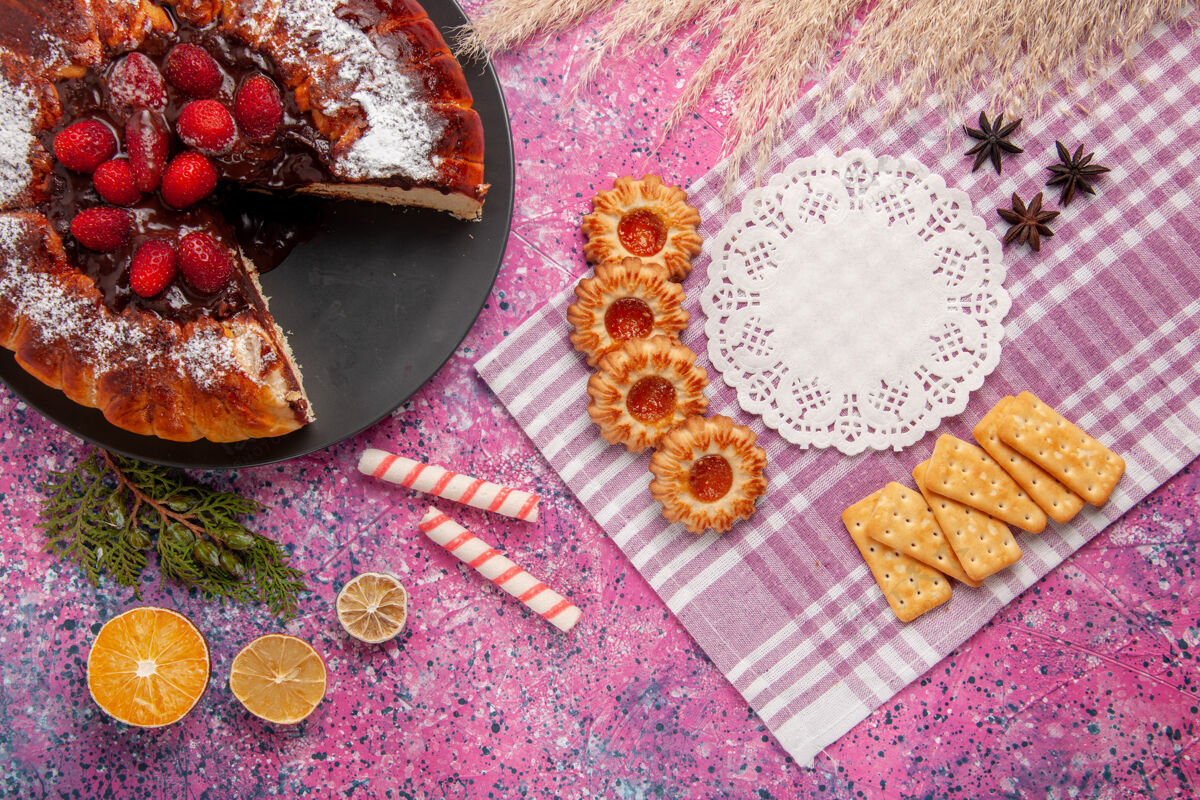 巧克力顶视图巧克力蛋糕草莓饼干和饼干在粉红色的桌子糖甜饼干饼干饼干草莓顶部