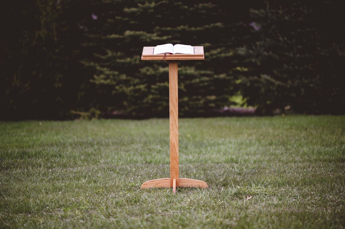 书籍木制演讲台 有一本打开的书空白基督教自然