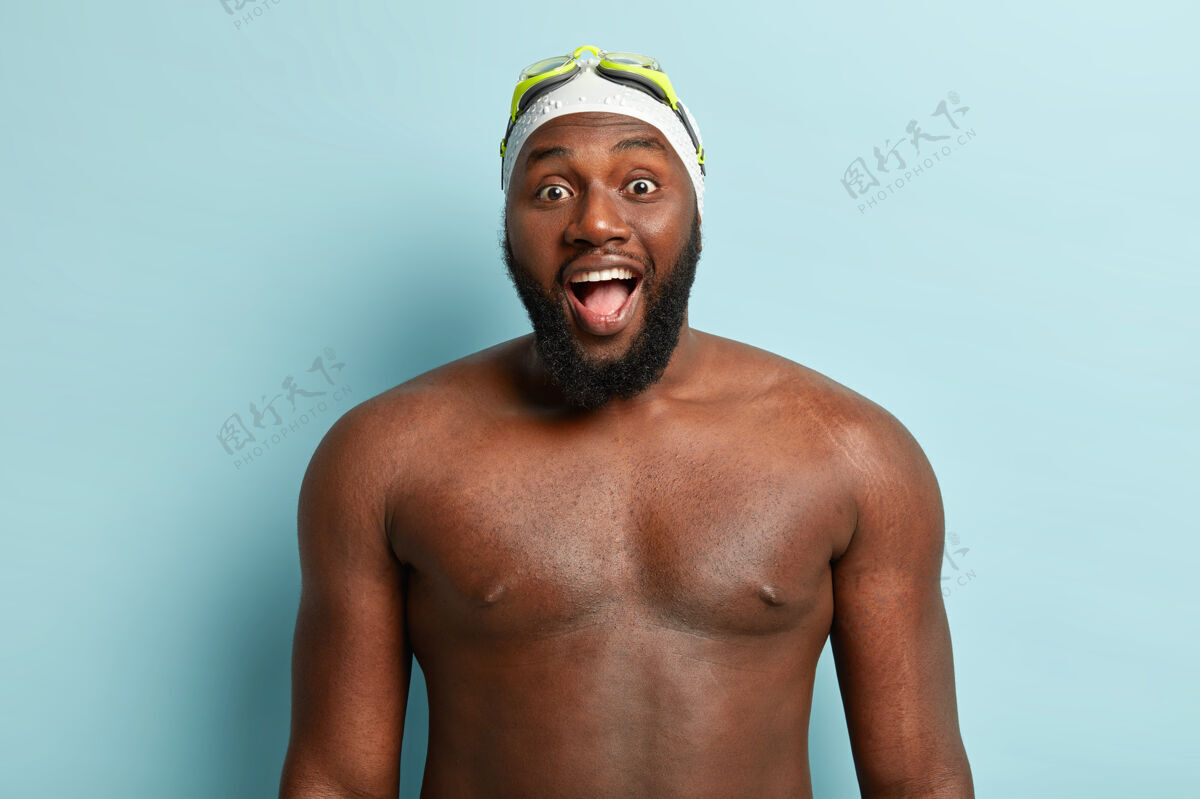 男性皮肤黝黑的帅哥 光着身子 准备游泳 戴着特制的帽子和护目镜 张大嘴巴未刮胡子水平肌肉