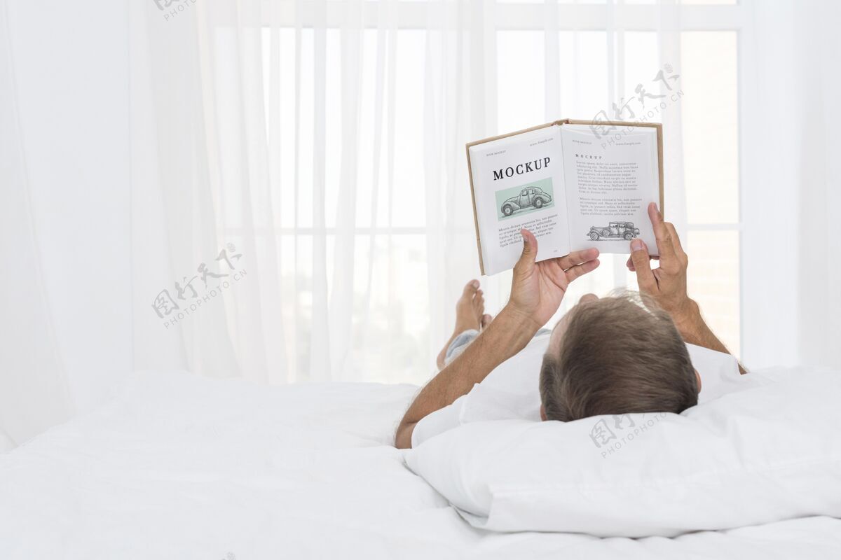 室内老人在床上看书老人成人老年人