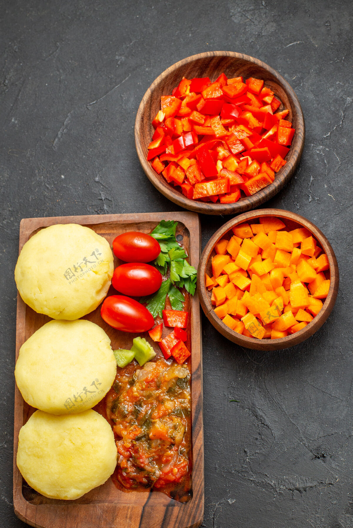 美味用新鲜蔬菜和切碎的食物在黑桌子上烹饪的垂直视图蔬菜顶部视图食物
