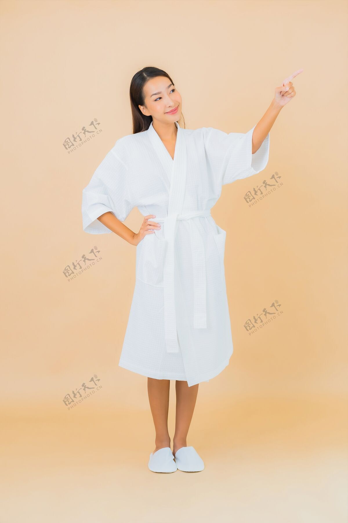 自然肖像美丽的亚洲年轻女子穿着米色的微笑浴袍毛巾清洁诊所
