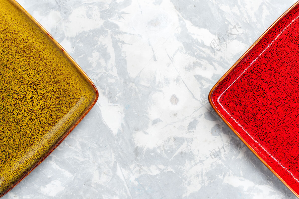 盒子顶部近距离观察空的方形盘子红色和橄榄色在白色表面盘子厨房食物照片餐具颜色正方形容器盘子