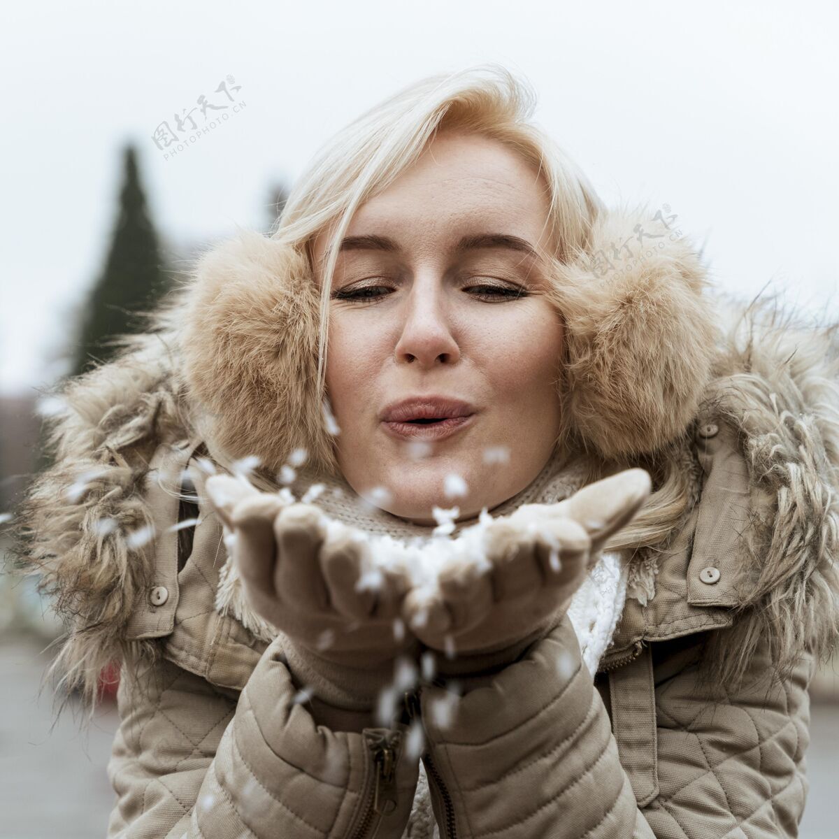 冬天夹克冬天的女士在雪地里吹风户外女人冬天衣服