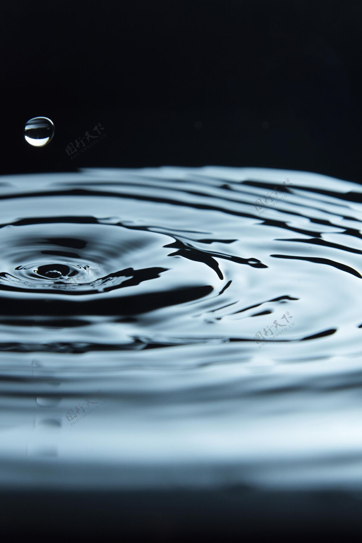 滴水滴在液体中产生涟漪效应半透明垂直飞溅