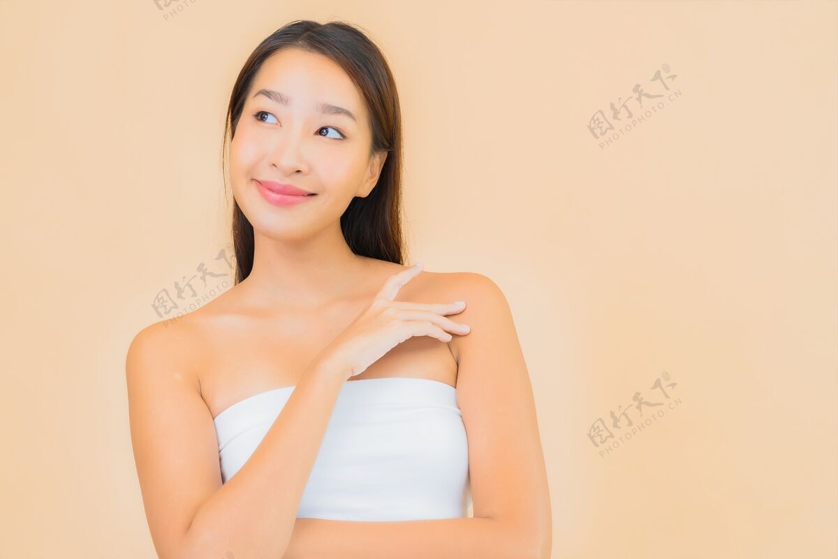 身体肖像美丽的年轻亚洲女子在温泉与自然化妆米色治疗可爱黑发