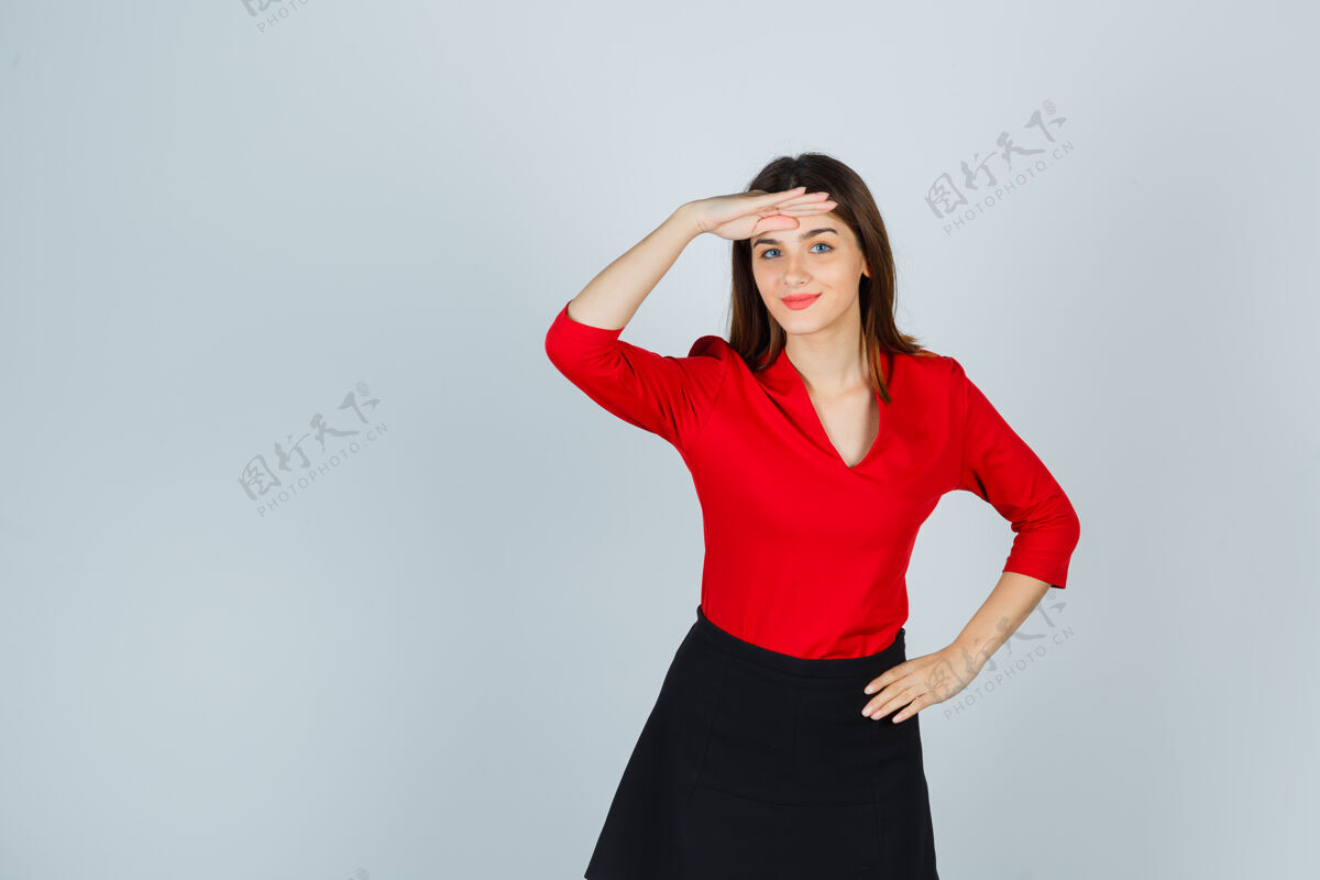 现代一个年轻的女人 手放在头上 手放在臀部 穿着红衬衫 远远地看着远方小工具科技学生室内