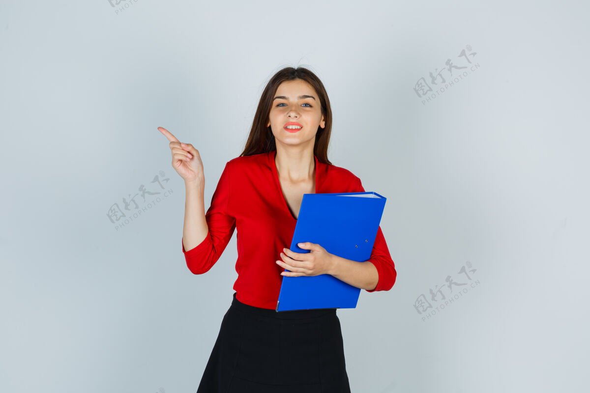 左年轻女士拿着文件夹 指着左上角的红色衬衫上部微笑成人
