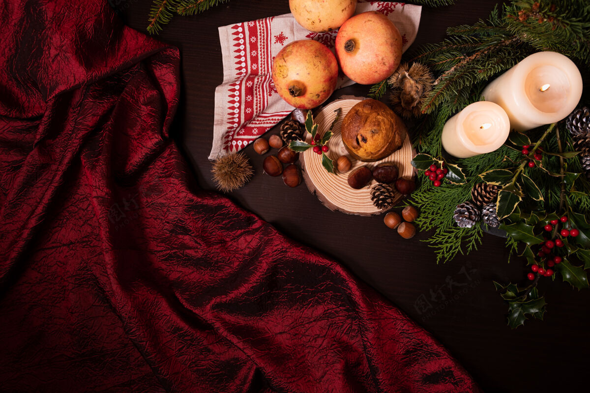 松树特写镜头的圣诞装饰蜡烛松枝锥水果和帕内通庆祝细节云杉
