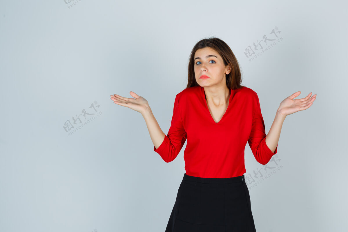 问题一位穿着红衬衫 红裙子 神情紧张的年轻女士表现出无助的姿态室内抑郁成人