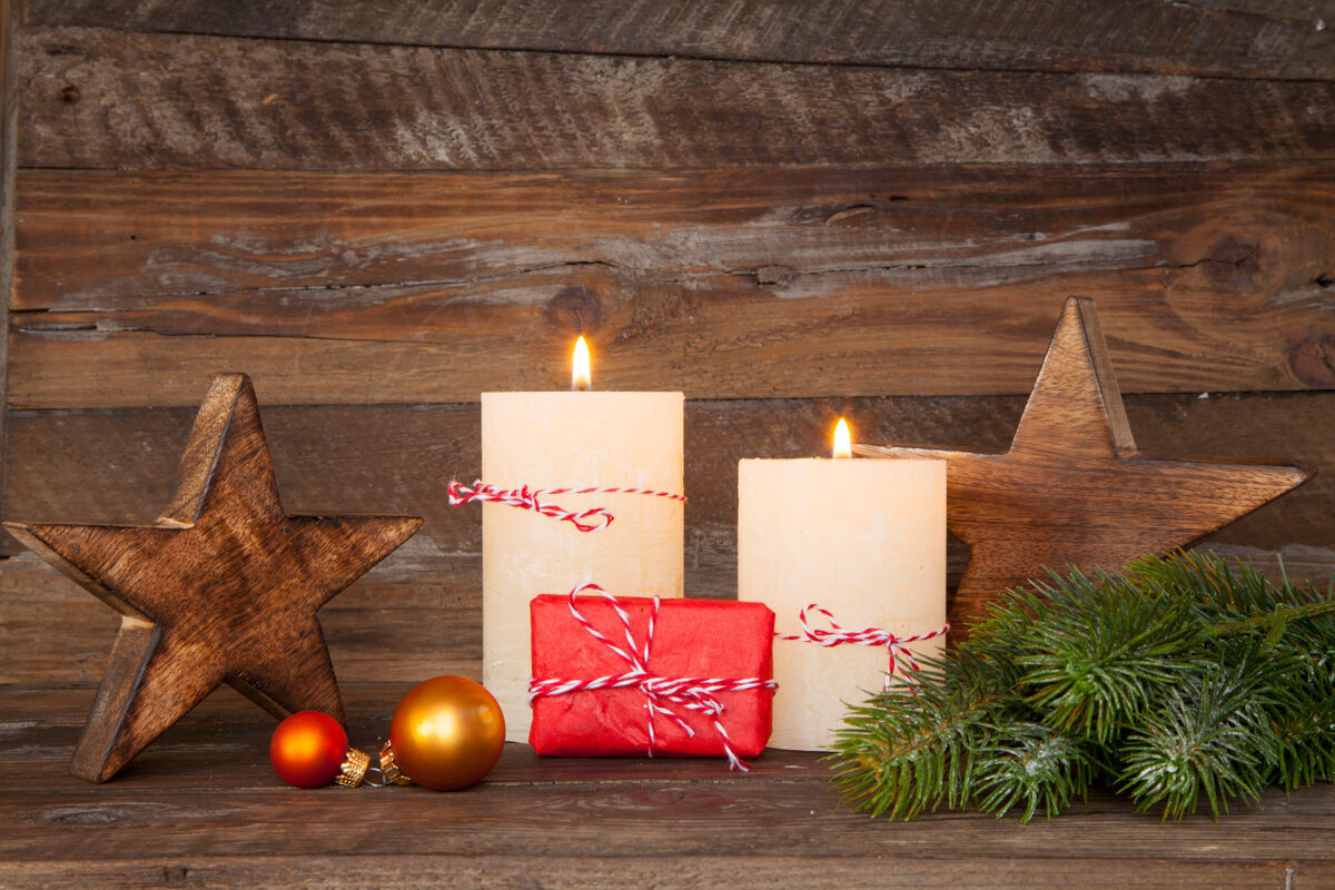 美丽在木制背景上燃烧的圣诞装饰和蜡烛的美丽照片年喜庆木头