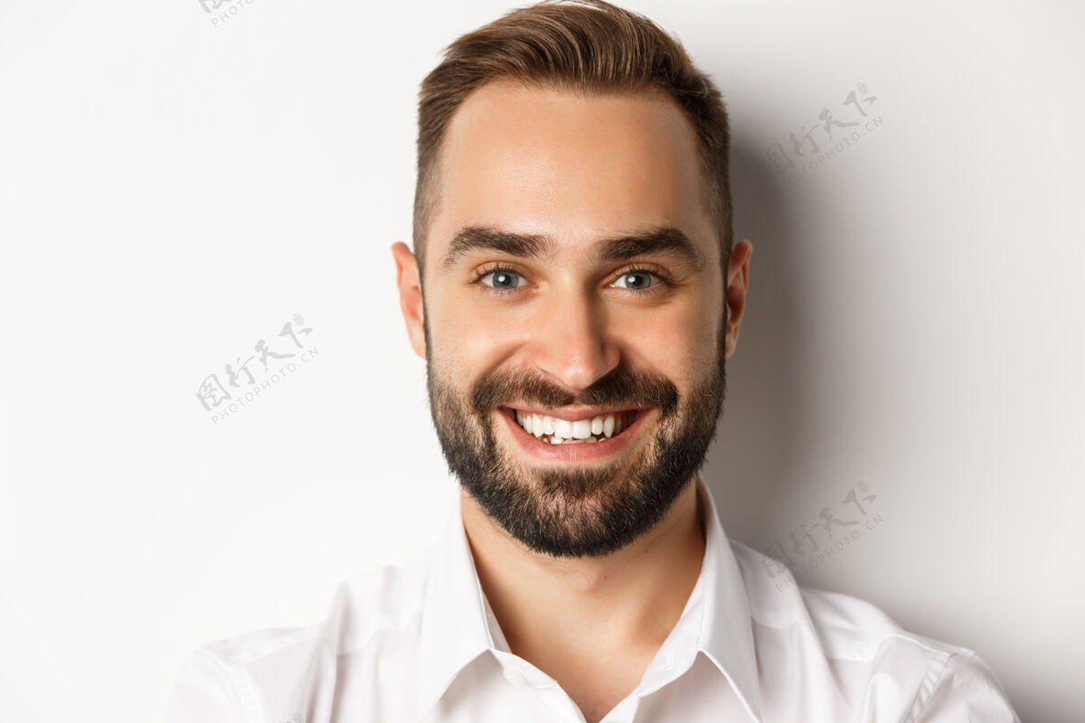 企业家头上的帅哥笑容可掬 站在白色的背景下时髦老板办公室
