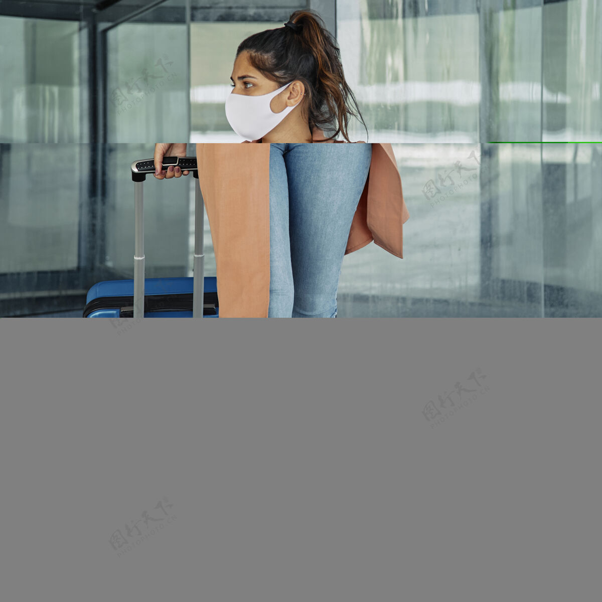 方格大流行期间 带着医用口罩的妇女在机场搬运行李流行病行李旅行
