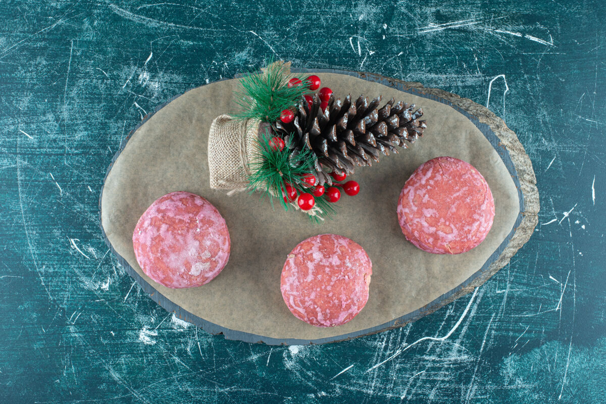 装饰品圣诞装饰品和饼干放在蓝色的木板上美味顶部糕点